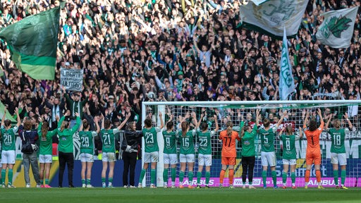 Die Spielerinnen des SV Werder Bremen bejubeln ihren Sieg im Weser-Stadion mit den Fans.