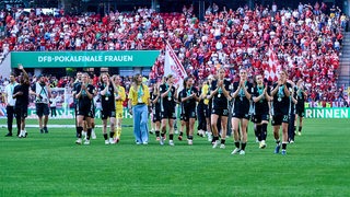 Die Werder-Frauen applaudieren nach dem DFB-Pokal-Finale ihren Fans.