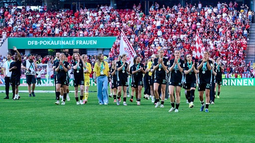Die Werder-Frauen applaudieren nach dem DFB-Pokal-Finale ihren Fans.
