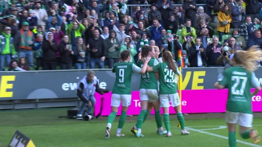 Die Werder Frauen feiern ihren Sieg.