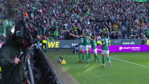 Die Werder Frauen feiern gemeinsam mit den vielen Fans das geschossene Tor.