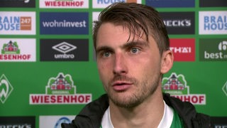Werder-Spieler Maximilian Philipp schaut ernst beim Interview nach dem Spiel gegen Freiburg.