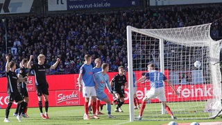 Marvin Ducksch trifft per Freistoß gegen Holstein Kiel.