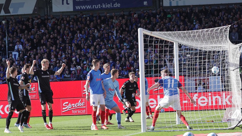 Marvin Ducksch trifft per Freistoß gegen Holstein Kiel.