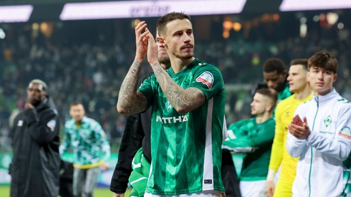 Werders Marco Friedl applaudiert den Fans.