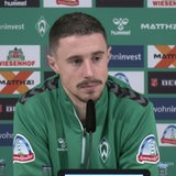 Werder-Verteidiger Marco Friedl schaut skeptisch bei einer Medienrunde.