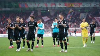 Marvo Friedl und weitere Werder-Spieler schauen gefrustet nach dem 2:2 in Berlin.