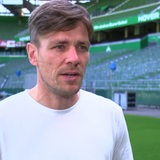 Werders Sportlicher Leiter Clemens Fritz steht im Innenraum des Weser-Stadions bei einem Interview.