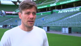 Werders Sportlicher Leiter Clemens Fritz steht im Innenraum des Weser-Stadions bei einem Interview.