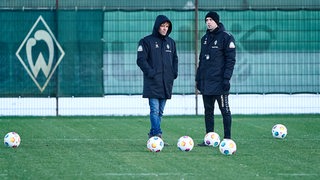 Clemens Fritz und Ole Werner im Gespräch auf dem Trainingsplatz.