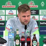Niclas Füllkrug sitzt auf dem Podium. 