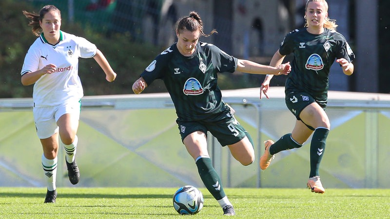 Sophie Weidauer führt den Ball.