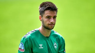 Werder-Spieler Ilia Gruev verlässt nach dem Training den Platz.