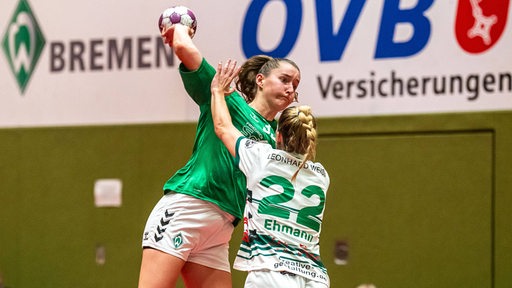 Werder-Handballerin Lara Niemann wirft im Sprung aufs Tor.