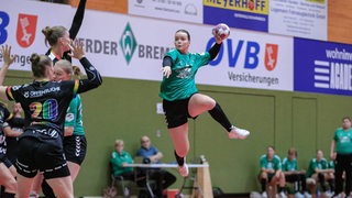 Die Werder-Handballerin Mathilda Häberle beim Sprungwurf.