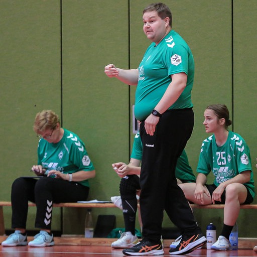 Werders Handball-Trainer Timm Dietrich ruft zu seinen Spielerinnen.