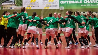 Die Werder-Handballerinnen bejubeln ihren Sieg gegen Frisch auf Göppingen.