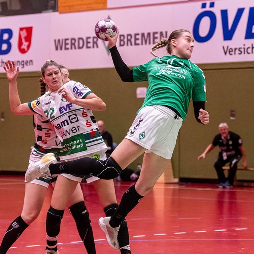 Werder-Handballerin Meike Becker springt vom Kreis ab und wirft.
