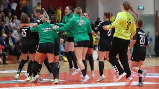 Die Werder-Handballerinnen umarmen sich jubelnd nach ihrem Sieg über den HC Leipzig.