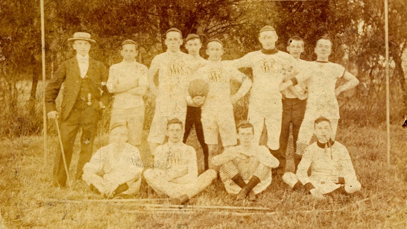 Mannschaftsfoto 1899. (v.l.n.r.) stehend: Degenhardt, A. Will, C. Düring, Grotheer, Kassens, Wurthmann, Scheele, Deege; sitzend: Langrehr, E. Fimmen, Pottberg, Dohme.