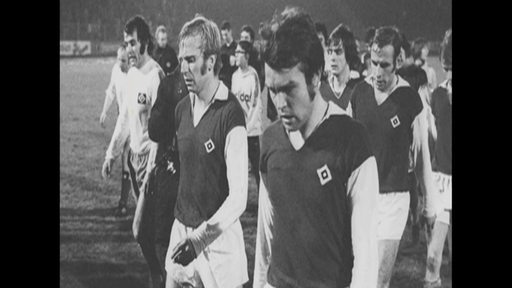 Werder-Spieler in dunklen HSV-Trikots