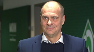 Klaus Filbry schaut beim Interview im Weser-Stadion in die Kamera.