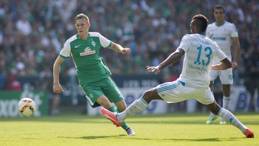 Aron Johannsson am Ball im Spiel gegen Schalke.