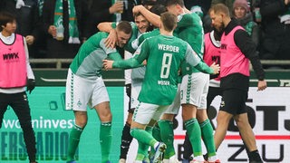 Die Bremer Ducksch, Weiser und Stark bejubeln das 1:0 von Werder gegen Augsburg