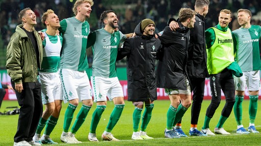 Die Werder-Spieler bejubeln den Heimsieg gegen Augsburg.