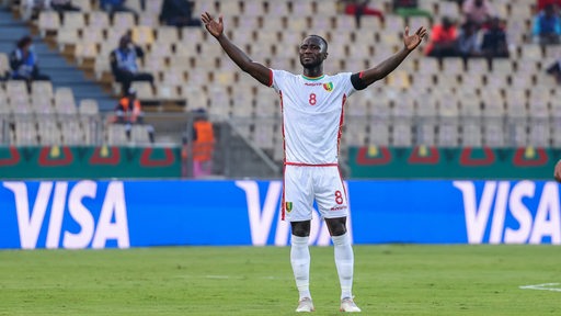 Naby Keita steht für die Nationalmannschaft Guineas auf dem Platz.