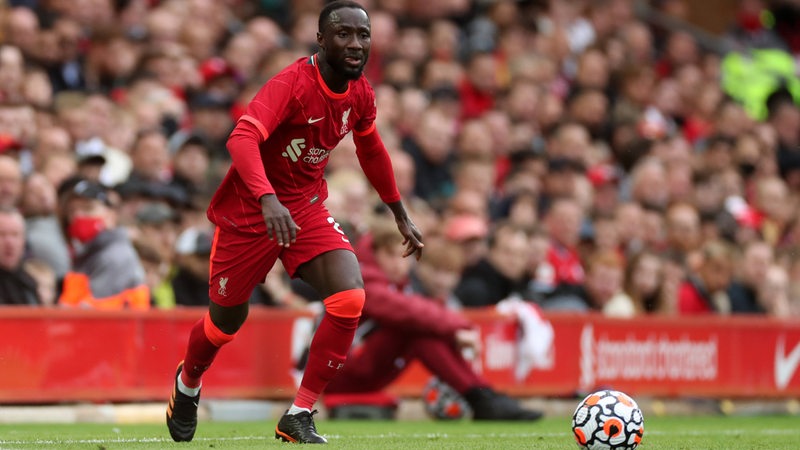 Naby Keita am Ball im Liverpool-Trikot.