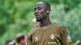 Naby Keita trägt ein Shirt des SV Werder Bremen.