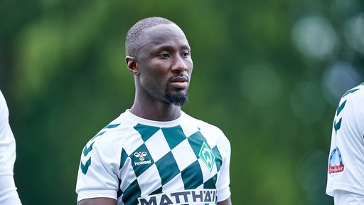 Naby Keita schaut nachdenlich.