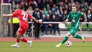 Werder-Spielerin Sophie Weidauer führt im Spiel gegen Köln den Ball.