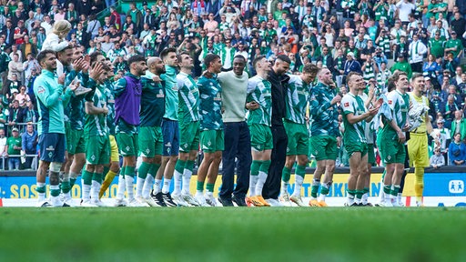 Die Werder-Spieler lassen sich nach dem Klassenerhalt von den Fans feiern.