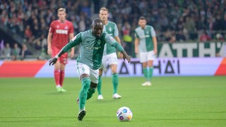 Naby Keita bei einem Schuss im Spiel gegen Köln.