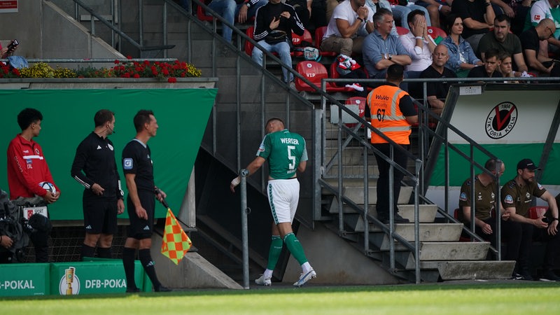 Amos Pieper verlässt nach einer Roten Karte den Platz.