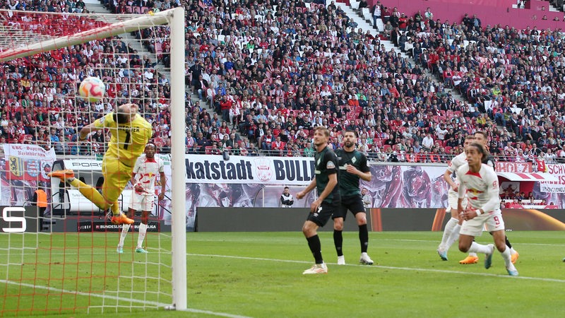 Willi Orban trifft per Kopf zum 1:1 für Leipzig.