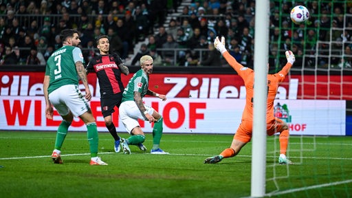 Alejandro Grimaldo trifft zum 3:0 für Leverkusen gegen Werder.