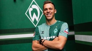 Senne Lynen posiert im Werder-Trikot-