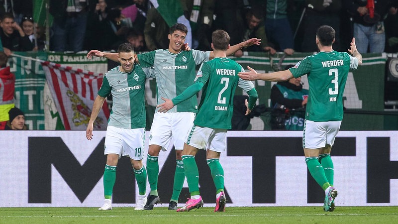 Werders Mitspieler bejubeln das 1:0 von Julian Malatini. 