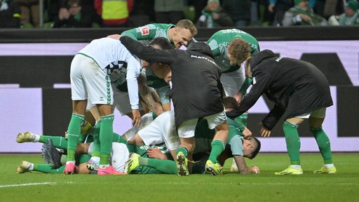Die Werder-Spieler bejubeln mit Julián Malatani sein Tor.
