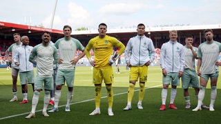 Die Werder-Mannschaft posiert in Heidenheim vor dem Bremer Fanblock. 