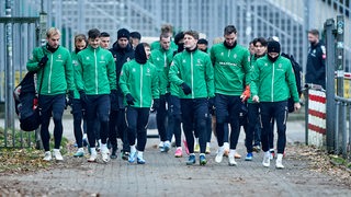 Die Werder-Spieler laufen zum Trainingsplatz.