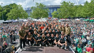 Die Werder--Frauen und Werder-Männer posieren für ein gemeinsames Foto.
