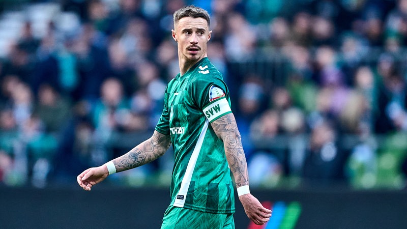 Werders Marco Friedl läuft übers Feld und schaut über seine eigene Schulter