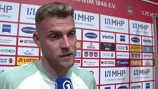 Marvin Ducksch spricht in ein Mikrofon