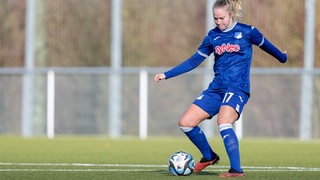 Mathilde Janzen spielt im Hoffenheimer Trikot einen Pass.