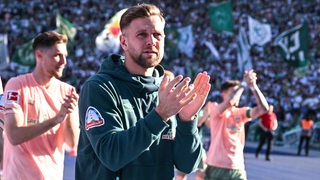 Werder-Stürmer Niclas Füllkrug jubelt den Fans in der Kurve zu.