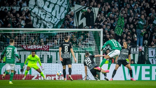 Justin Njinmah erzielt für Werder das 2:1 gegen Freiburg,